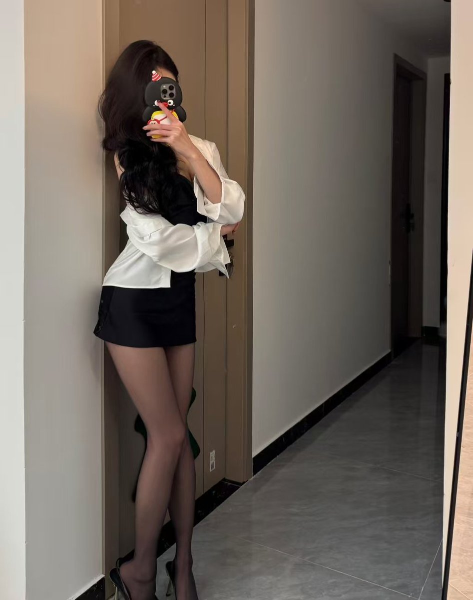 chapu88's tweet photo. 十四厘米恨天高踩踏福利……各位鞋奴的贱脸准备好迎接本女王的重击了吗 #鞋奴 #踩脸 https://t.co/G0P02LQqXn