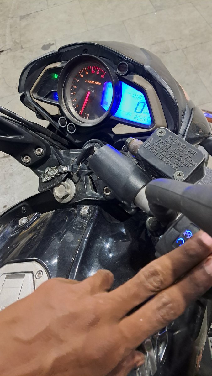 Am59237Ashish's tweet photo. experienced pathetic service at bajaj bike service Centre darbhanga,bike display was damaged at the centre , and no work was done , was informed about the completion of work and asked to paid.. on saying about the problem in display , service Centre staff denied @_bajaj_auto_ltd https://t.co/vh4PqbvWId