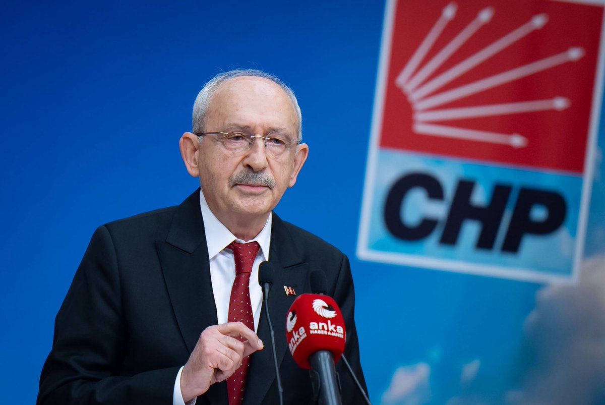 yurtgazetesi's tweet photo. Kılıçdaroğlu'ndan dikkat çeken NATO çıkışı: 

"Türkiye, NATO'nun güçlü bir müttefikidir, bu konuda bir sorunumuz yok.

 Türkiye bu masaya kimseden onay almak için değil, kendi tarihinden, coğrafyasından, millet aklından ve cumhuriyetin bağımsızlık anlayışından aldığı güçle oturmaktadır. 

CHP olarak bizim bakışımız açıktır: Türkiye, NATO üyesidir ancak NATO'nun ileri karakolu değildir. Türkiye, Avrupa güvenliğinin bir parçasıdır fakat Avrupa'nın çevresinde bekletilecek bir ülke değildir.

 Türkiye Rusya ve Çin ile de konuşur fakat hiçbir gücün yörüngesine giremez."