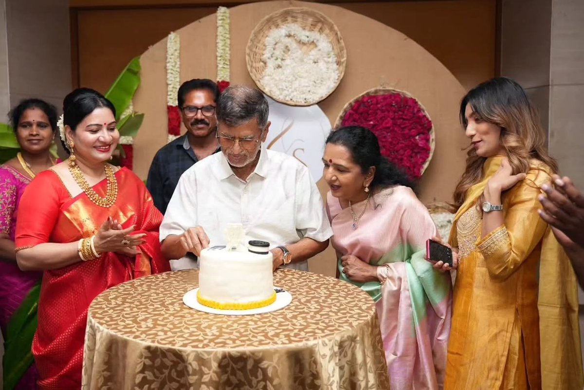 PrakazVijay_Of's tweet photo. 📸 | இன்று (02.07.2026)பிறந்தநாளை குடும்பத்தோடு கொண்டாடினார் இயக்குனர் சந்திரசேகர் ! 

#HBDSAC | #HBDSAChandrasekhar https://t.co/GDYklRpOMW
