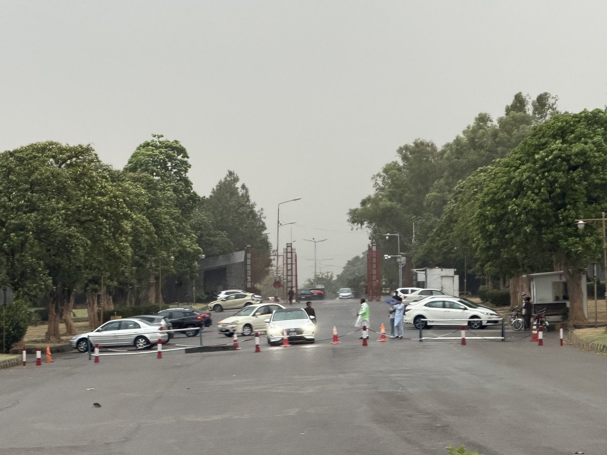 Muhamma98078169's tweet photo. Evenings in Islamabad are the best time for a walk accompanied by friends. Yesterday’s walk in F-9 Park was marred by torrential rain. We had to take shelter in a canopy. The park and surroundings looked beautiful. The new Blue Area buildings provide a lovely view. https://t.co/ZP5bM5yLW4