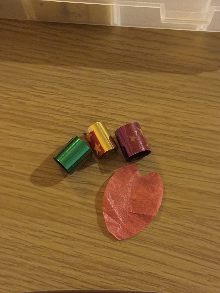 __viva6's tweet photo. この銀テと落下物はいつのライブの物？
・多分OMG以降
・多分頂き物
・銀テは無地でメッセージ等なし
・銀テと落下物(桜の花びらの形した紙)は多分同じライブの物...だけど確証はない

教えて有識者の方🙏🏻💦

#V6 #RP https://t.co/Pl2puG02sU