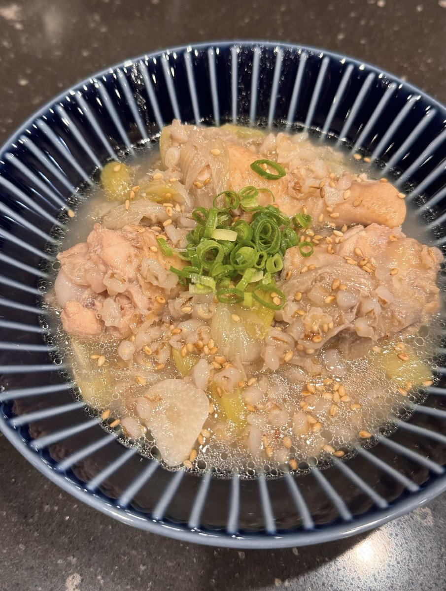 chocoha25's tweet photo. ダイエッターに人気のもち麦使った『炊飯器で作る参鶏湯』レシピがガチで沼る。水500mlと酒大さじ1、鶏ガラ、ごま油、生姜、ニンニク小さじ1と手羽元と長ネギ、もち麦を炊飯器に入れて炊くだけ。とろっとろ手羽元ともち麦のぷちぷち食感が最高&amp;食物繊維とれて快便 https://t.co/U1obMHoIIx