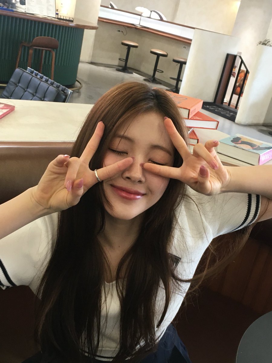 minii411's tweet photo. 260702 위버스 포스트 #이현 

하루만 버티면 주말이다아 체리즈 파이팅 https://t.co/ooAgwqnTgz