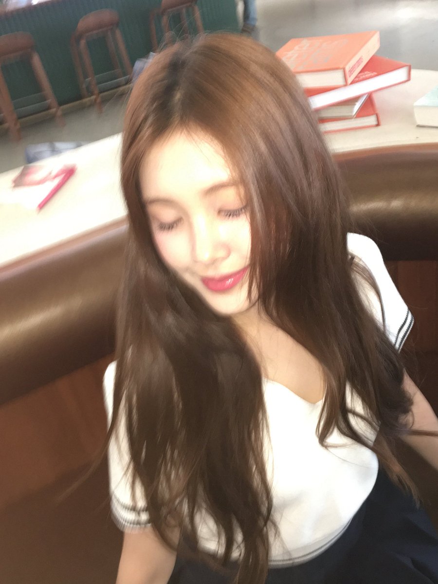 minii411's tweet photo. 260702 위버스 포스트 #이현 

하루만 버티면 주말이다아 체리즈 파이팅 https://t.co/ooAgwqnTgz