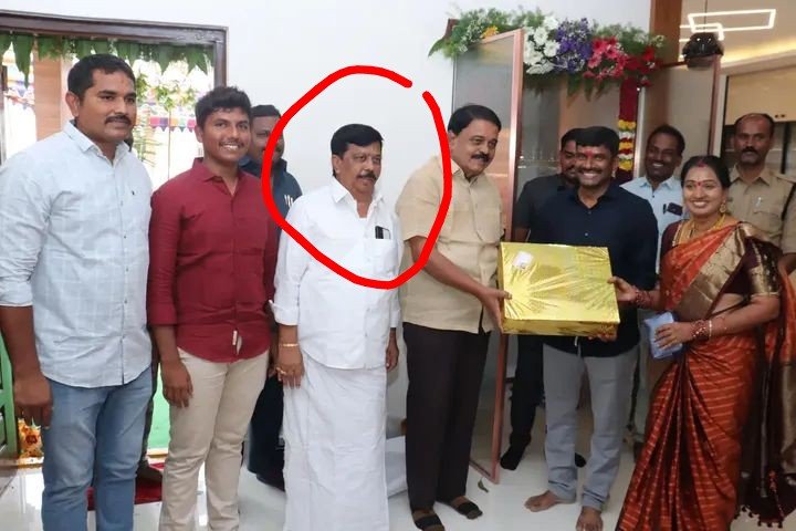 Ramesh_CEO's tweet photo. పోలీసులు దొంగలు కలిసిపోతే అక్కడ అరాచకం రాజ్యమేలుతుంది. కందుకూరి కృష్ణమూర్తి పల్లె రఘునాథ రెడ్డి ప్రధాన అనుచరుడు. జనసైనికుల పై దాడులు,తప్పుడు కేసులు పెట్టడం, అక్రమ బెల్ట్ షాపులు, అగ్రి స్మగ్లర్ అంటారు జనాలు.నల్లమాడ సి ఐ శ్రీనివాస్ తో @PawanKalyan  @SSSPOLICE12 @dgpapofficial https://t.co/OzVEQZQVYr
