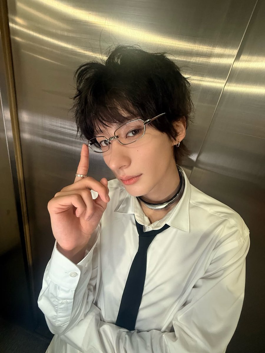 daintoiny's tweet photo. ANTON WITH GLASSES OMG https://t.co/ivJNsvUyWv