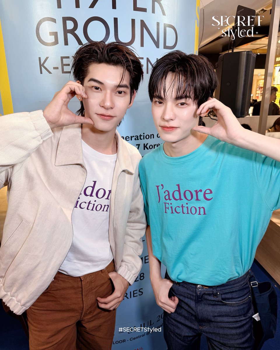 SECRET_Styled's tweet photo. #CentralxShinsegaeWithTeeTeePor
#twnpich #porsuppakarn
#teeteepor #ตี๋ตี๋ป๋อ

โซคิ้วท์ ความน่ารักคูณสอง! “ตี๋ตี๋-ป๋อ”ในงาน “SHINSEGAE Hyperground K-Experience x CENTRAL @ centralwOrld” พร้อมเปิดตัว 7 แบรนด์เกาหลี Next Generation ในประเทศไทยเป็นครั้งแรก (First-to-Market in Thailand) 🫶🏻✨

SHINSEGAE X TTP
#ShinsegaeHypergroundKExperiencexCentralatCentralwOrld
#CentralDepartmentStore