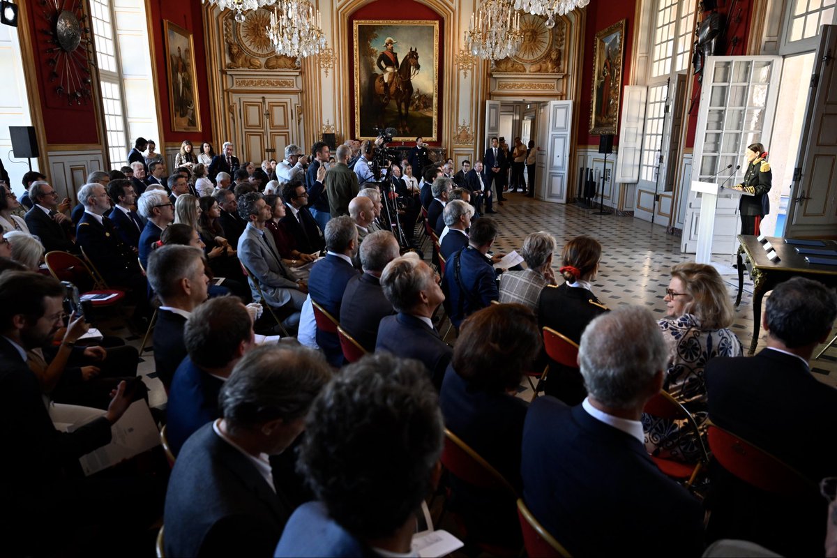 CaVautrin's tweet photo. Aux côtés du Premier ministre, j’ai assisté à la signature du mécénat exceptionnel apporté par Bernard Arnault à la fondation de l’école Polytechnique. L’Institut de Mathématiques et des Sciences Fondamentales de l’X constituera un pôle d’excellence de premier rang mondial, s’inscrivant dans la longue tradition scientifique de l’École.

Je tiens à saluer et à remercier chaleureusement cet engagement exemplaire en faveur de l’excellence scientifique française.

Sous tutelle du ministère des Armées, l’École polytechnique forme depuis plus de deux siècles les scientifiques, ingénieurs et chercheurs qui contribuent à la puissance et au rayonnement de notre pays. À l’heure des grandes compétitions technologiques et stratégiques, faire le choix des sciences fondamentales, de la recherche et du temps long est un choix de confiance dans l’avenir de la France.