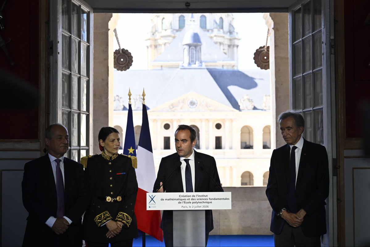 CaVautrin's tweet photo. Aux côtés du Premier ministre, j’ai assisté à la signature du mécénat exceptionnel apporté par Bernard Arnault à la fondation de l’école Polytechnique. L’Institut de Mathématiques et des Sciences Fondamentales de l’X constituera un pôle d’excellence de premier rang mondial, s’inscrivant dans la longue tradition scientifique de l’École.

Je tiens à saluer et à remercier chaleureusement cet engagement exemplaire en faveur de l’excellence scientifique française.

Sous tutelle du ministère des Armées, l’École polytechnique forme depuis plus de deux siècles les scientifiques, ingénieurs et chercheurs qui contribuent à la puissance et au rayonnement de notre pays. À l’heure des grandes compétitions technologiques et stratégiques, faire le choix des sciences fondamentales, de la recherche et du temps long est un choix de confiance dans l’avenir de la France.