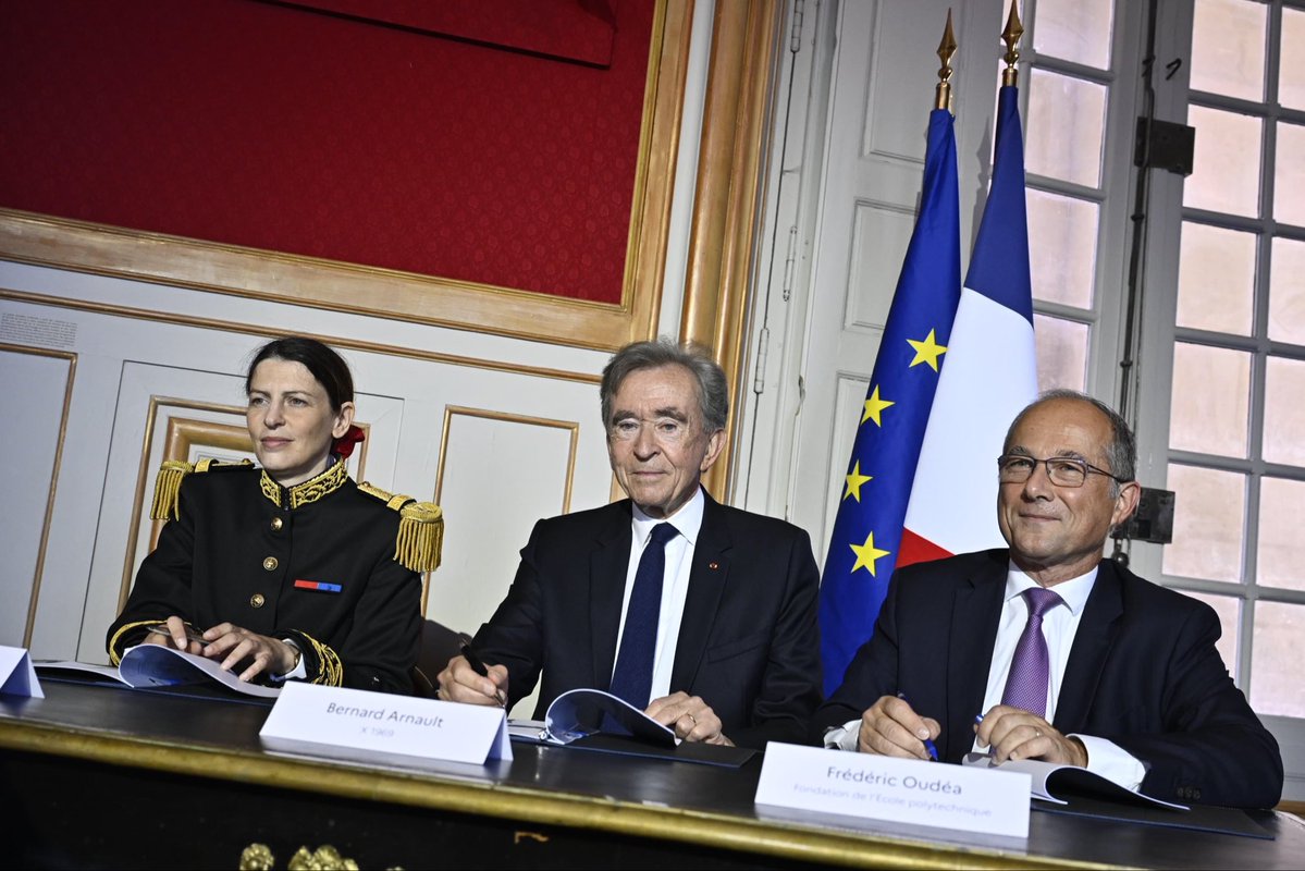 CaVautrin's tweet photo. Aux côtés du Premier ministre, j’ai assisté à la signature du mécénat exceptionnel apporté par Bernard Arnault à la fondation de l’école Polytechnique. L’Institut de Mathématiques et des Sciences Fondamentales de l’X constituera un pôle d’excellence de premier rang mondial, s’inscrivant dans la longue tradition scientifique de l’École.

Je tiens à saluer et à remercier chaleureusement cet engagement exemplaire en faveur de l’excellence scientifique française.

Sous tutelle du ministère des Armées, l’École polytechnique forme depuis plus de deux siècles les scientifiques, ingénieurs et chercheurs qui contribuent à la puissance et au rayonnement de notre pays. À l’heure des grandes compétitions technologiques et stratégiques, faire le choix des sciences fondamentales, de la recherche et du temps long est un choix de confiance dans l’avenir de la France.
