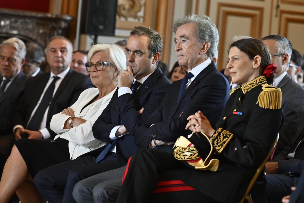 CaVautrin's tweet photo. Aux côtés du Premier ministre, j’ai assisté à la signature du mécénat exceptionnel apporté par Bernard Arnault à la fondation de l’école Polytechnique. L’Institut de Mathématiques et des Sciences Fondamentales de l’X constituera un pôle d’excellence de premier rang mondial, s’inscrivant dans la longue tradition scientifique de l’École.

Je tiens à saluer et à remercier chaleureusement cet engagement exemplaire en faveur de l’excellence scientifique française.

Sous tutelle du ministère des Armées, l’École polytechnique forme depuis plus de deux siècles les scientifiques, ingénieurs et chercheurs qui contribuent à la puissance et au rayonnement de notre pays. À l’heure des grandes compétitions technologiques et stratégiques, faire le choix des sciences fondamentales, de la recherche et du temps long est un choix de confiance dans l’avenir de la France.