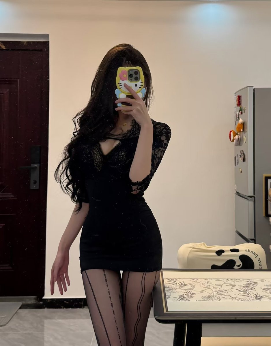 chapu88's tweet photo. 绿帽儿子，闻着妈妈的原味丝袜，心里是不是在绝望地想着你的女朋友 #绿帽 #原味 https://t.co/RG40017LzA