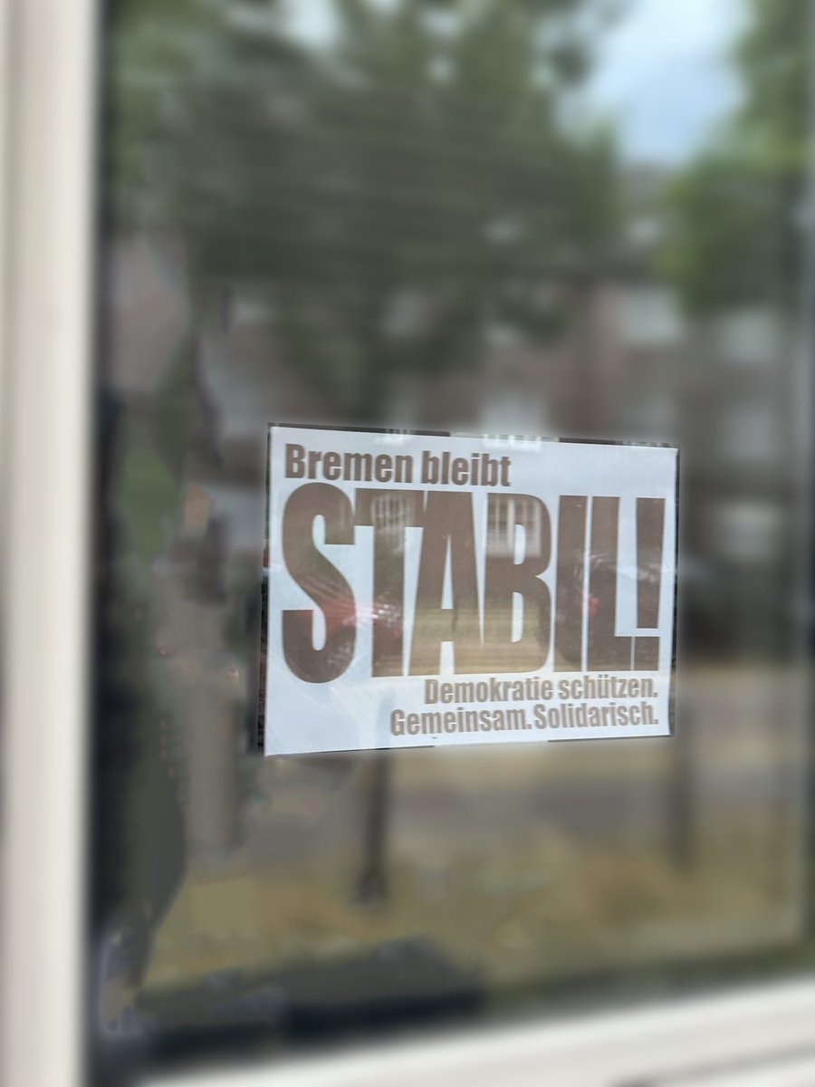 ChrisKnsrvt's tweet photo. 🚨 Fluchtfahrerin des mutmaßlichen Sechsfachmörders Fatih Khan G. soll Bremer NGO-Aktivistin sein!

In einem auffälligen Gebäude in der Bremer Neustadt hat die Asyl-NGO ihren Sitz, für die die 65-jährige Sylvia S. als Familien- und Migrationsberaterin arbeiten soll. Die Organisation versteht sich als Interessenvertretung für Ausländische Männer mit deutschen Frauen und setzt sich unter anderem für Familiennachzug, Aufenthaltsrecht und Einbürgerung ein. In einem Fenster des Gebäudes hängt ein DIN-A4-Blatt mit der Aufschrift: „Bremen bleibt stabil – Demokratie schützen, gemeinsam solidarisch.“

Nach Informationen von NIUS soll Sylvia S. aus Bremen-Woltmershausen den mutmaßlichen Sechsfachmörder Fatih Khan G. am Tattag zu einem Hilfeplangespräch in eine Jugendhilfeeinrichtung nach Stade gefahren haben. Dem Termin war ein Sorgerechtsstreit um das drei Monate alte Baby des 45-Jährigen vorausgegangen. Dort soll Fatih Khan G. sechs Mitarbeiter der Jugendhilfe und des Jugendamts erschossen haben. Anschließend soll Sylvia S. den mutmaßlichen Täter mit einem AMG-SUV vom Tatort weggefahren haben.

Die Organisation, für die Sylvia S. arbeiten soll, wird nach Angaben von NIUS über das Bundesprogramm „Demokratie leben!“ gefördert. Demnach erhielt sie allein in den Jahren 2025 und 2026 zusammen fast 900.000 Euro Steuergeld.