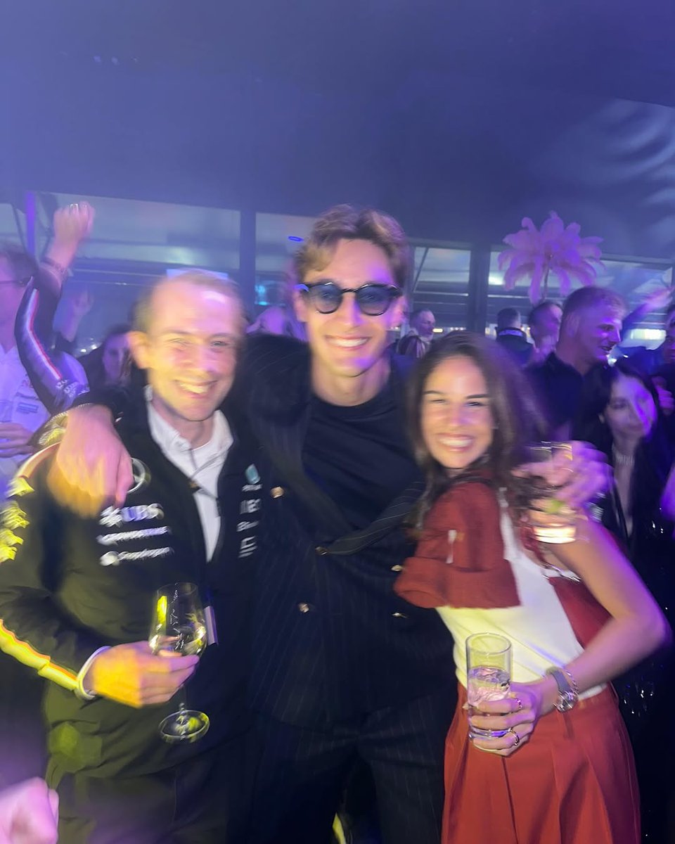 inforussellbr's tweet photo. 🗣️ | George Russell comentou sobre o fim de semana em Las Vegas (e Los Angeles) após a vitória em 2024: “Uma viagem memorável.”

“Uma viagem memorável para mim, e que eu realmente curti, foi de Las Vegas a Los Angeles. Isso aconteceu depois do Grande Prêmio de Las Vegas de 2024, quando eu venci a corrida, e eu perdi meu voo porque estava comemorando.”

“Bem, na verdade eu não perdi meu voo. Eu estava viajando com o Toto [Wolff] no avião dele, e ele me deixou na boate. Ele ia visitar os filhos, então havia um motivo válido. Eu disse: ‘Não me espere’. Aí ele foi embora, eu fiquei, e no dia seguinte aluguei um carro e dirigi com a Carmen de Las Vegas até Los Angeles. Foi um dia lindo, uma estrada linda.”

📰 | Travel+Lisure
