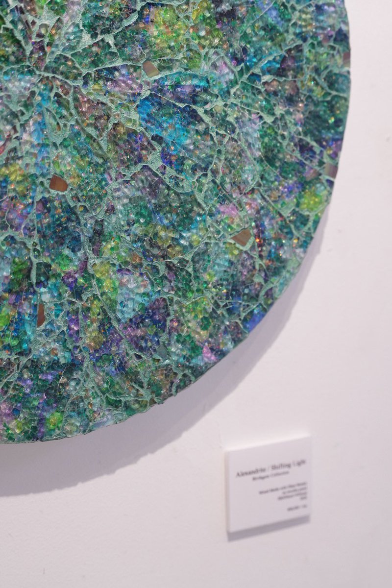 展示会場で作品を見てきました。 砕いた強化ガラスの内側に走るひびと