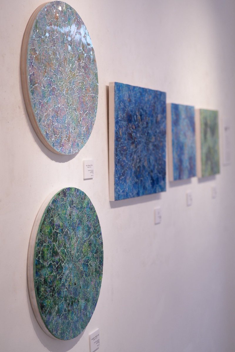 展示会場で作品を見てきました。 砕いた強化ガラスの内側に走るひびと