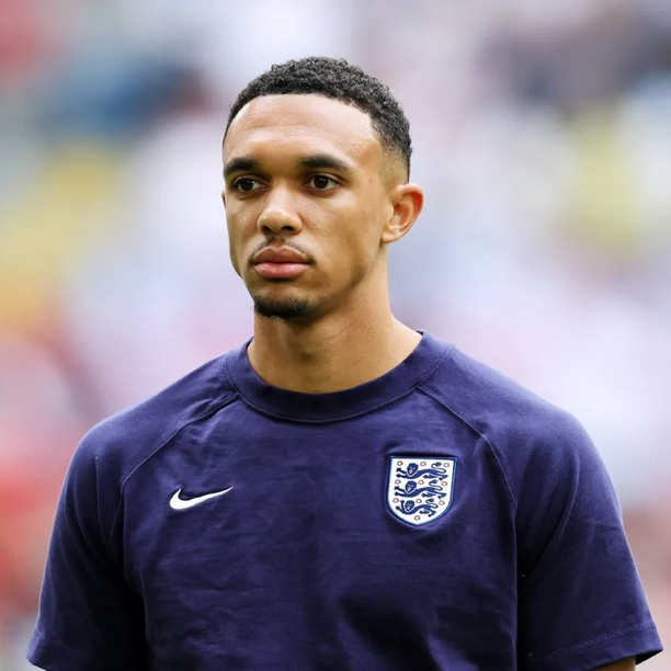 centregoals's tweet photo. 🚨🚨🎙️| Gary Neville &amp; Roy Keane on Trent Alexander-Arnold's England omission: 

“In a 26-man squad, how can we not have a place for Trent.

"Keane: It's a head scratcher.

"Neville: When Quansah is playing RB, it's just not right." 😤

[@WeAreTheOverlap] https://t.co/QY2ex1uWXZ
