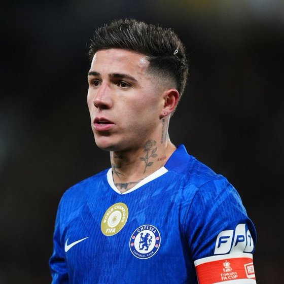 CfcDan_01's tweet photo. 🚨  Didier Drogba on Enzo Fernandez’s agent Javier Pastore saying: "We're looking at possibilities for him to leave Chelsea, but there's nothing firm or confirmed with any club."*

"So now Enzo’s agent is talking about leaving Chelsea. Looking at options. Nothing concrete yet.” 

"Funny. This is the same Enzo Fernandez who used to bully Mason Mount every time Chelsea played Manchester United. He acted like Mount was the snake. Now he’s doing the exact same thing.” 

"I don’t blame the player alone. But if I was coach, if I was running the club? Enzo goes to the U21s until he finds a club willing to pay 120m. Or until he buys himself out.” 

"Because this is the trend now. Players come to Chelsea, use it as a shop window, then start looking for the next big team. The moment things get tough, they want out.” 

"Enzo is acting like he wasn’t part of Chelsea’s problems. He played almost every game. He would have a shambolic performance, then hide behind a goal or an assist and make it look fine.” 

"Good luck to him finding that team. But Chelsea is not a stepping stone. 🔵”