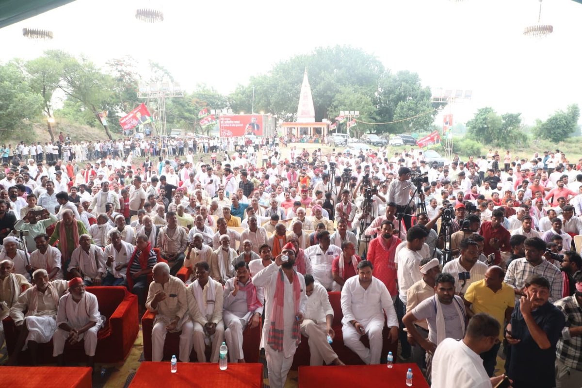 samajwadiparty's tweet photo. समाजवादी पार्टी, उत्तर प्रदेश
19, विक्रमादित्य मार्ग, लखनऊ
प्रकाशन/प्रसारण हेतु-    
दिनांकः 02.07.2026
    समाजवादी पार्टी के राष्ट्रीय अध्यक्ष एवं पूर्व मुख्यमंत्री श्री अखिलेश यादव के जन्मदिवस के अवसर पर समाजवादी लोहिया वाहिनी द्वारा जनपद गाजीपुर के खालिसपुर बवाड़ा गाँव में आयोजित ऐतिहासिक कार्यक्रम में किसानों द्वारा लगभग 6 लाख वर्गफुट क्षेत्र में मक्का की बुवाई कर उनकी भव्य आकृति तैयार की गई। अपनी तरह का यह देश का पहला और अनूठा आयोजन रहा, जिसमें किसानों ने अपने खेतों के माध्यम से राष्ट्रीय अध्यक्ष जी के प्रति सम्मान, विश्वास और समर्थन व्यक्त किया।
    कार्यक्रम के दौरान अपराह्न 4 बजे राष्ट्रीय अध्यक्ष श्री अखिलेश यादव जी ने किसानों एवं नौजवानों से वर्चुअल संवाद किया। उन्होंने इस अभिनव आयोजन के लिए आयोजकों, समाजवादी लोहिया वाहिनी के पदाधिकारियों एवं विशेष रूप से कार्यक्रम के संयोजक अभिषेक यादव एवं उनकी पूरी टीम की सराहना करते हुए कहा कि इस आयोजन ने समाजवादी आंदोलन की जिम्मेदारियों को और बढ़ा दिया है।
    श्री अखिलेश यादव जी ने इस ऐतिहासिक कार्यक्रम के लिए अपनी भूमि उपलब्ध कराने वाले किसानों का विशेष रूप से धन्यवाद ज्ञापित करते हुए कहा कि गाजीपुर की धरती किसानों और जवानों की धरती है और समाजवादी पार्टी हमेशा किसानों एवं नौजवानों के हितों के लिए संघर्ष करती रहेगी। इस तरह से जन्मदिन मनाकर मेरे ऊपर और बड़ी जिम्मेदारी दे दिया है आप सभी ने।
    अपने संबोधन में उन्होंने कहा कि समाजवादी सरकार बनने पर किसानों के कल्याण के लिए जो भी आवश्यक होगा, वह किया जाएगा। उन्होंने गंगा कटान से प्रभावित किसानों की समस्याओं का उल्लेख करते हुए कहा कि समाजवादी पार्टी पार्टी किसानों के दर्द को समझती है और सरकार बनने पर गंगा कटान से प्रभावित परिवारों की हर संभव सहायता एवं स्थायी समाधान की दिशा में कार्य करेगी।
    श्री अखिलेश यादव जी ने नौजवानों को संबोधित करते हुए कहा कि गाजीपुर बलिदानियों की धरती है, जिसने देश को बड़ी संख्या में वीर सैनिक दिए हैं। उन्होंने कहा कि समाजवादी पार्टी की सरकार बनने पर सेना की भर्तियां पूर्व की भांति नियमित रूप से शुरू की जाएंगी और युवाओं के भविष्य के साथ किसी प्रकार का खिलवाड़ नहीं होने दिया जाएगा। इस अवसर पर बड़ी संख्या में पार्टी के वरिष्ठ नेता, कार्यकर्ता, किसान, नौजवान एवं समाजवादी लोहिया वाहिनी के पदाधिकारी उपस्थित रहे। कार्यक्रम में किसानों एवं नौजवानों ने राष्ट्रीय अध्यक्ष जी के संदेश को उत्साहपूर्वक सुना और समाजवादी विचारधारा को मजबूत करने का संकल्प लिया।            
            (राजेन्द्र चौधरी)
              मुख्य प्रवक्ता