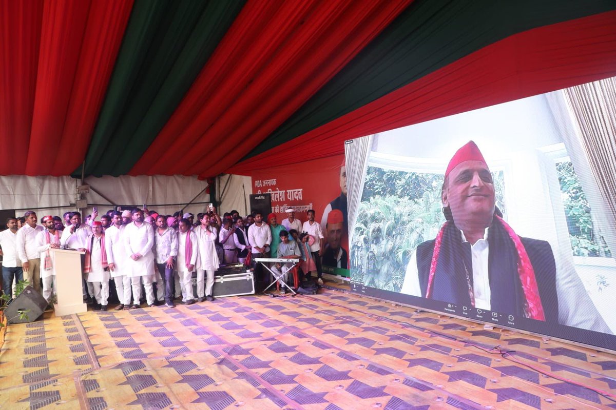 samajwadiparty's tweet photo. समाजवादी पार्टी, उत्तर प्रदेश
19, विक्रमादित्य मार्ग, लखनऊ
प्रकाशन/प्रसारण हेतु-    
दिनांकः 02.07.2026
    समाजवादी पार्टी के राष्ट्रीय अध्यक्ष एवं पूर्व मुख्यमंत्री श्री अखिलेश यादव के जन्मदिवस के अवसर पर समाजवादी लोहिया वाहिनी द्वारा जनपद गाजीपुर के खालिसपुर बवाड़ा गाँव में आयोजित ऐतिहासिक कार्यक्रम में किसानों द्वारा लगभग 6 लाख वर्गफुट क्षेत्र में मक्का की बुवाई कर उनकी भव्य आकृति तैयार की गई। अपनी तरह का यह देश का पहला और अनूठा आयोजन रहा, जिसमें किसानों ने अपने खेतों के माध्यम से राष्ट्रीय अध्यक्ष जी के प्रति सम्मान, विश्वास और समर्थन व्यक्त किया।
    कार्यक्रम के दौरान अपराह्न 4 बजे राष्ट्रीय अध्यक्ष श्री अखिलेश यादव जी ने किसानों एवं नौजवानों से वर्चुअल संवाद किया। उन्होंने इस अभिनव आयोजन के लिए आयोजकों, समाजवादी लोहिया वाहिनी के पदाधिकारियों एवं विशेष रूप से कार्यक्रम के संयोजक अभिषेक यादव एवं उनकी पूरी टीम की सराहना करते हुए कहा कि इस आयोजन ने समाजवादी आंदोलन की जिम्मेदारियों को और बढ़ा दिया है।
    श्री अखिलेश यादव जी ने इस ऐतिहासिक कार्यक्रम के लिए अपनी भूमि उपलब्ध कराने वाले किसानों का विशेष रूप से धन्यवाद ज्ञापित करते हुए कहा कि गाजीपुर की धरती किसानों और जवानों की धरती है और समाजवादी पार्टी हमेशा किसानों एवं नौजवानों के हितों के लिए संघर्ष करती रहेगी। इस तरह से जन्मदिन मनाकर मेरे ऊपर और बड़ी जिम्मेदारी दे दिया है आप सभी ने।
    अपने संबोधन में उन्होंने कहा कि समाजवादी सरकार बनने पर किसानों के कल्याण के लिए जो भी आवश्यक होगा, वह किया जाएगा। उन्होंने गंगा कटान से प्रभावित किसानों की समस्याओं का उल्लेख करते हुए कहा कि समाजवादी पार्टी पार्टी किसानों के दर्द को समझती है और सरकार बनने पर गंगा कटान से प्रभावित परिवारों की हर संभव सहायता एवं स्थायी समाधान की दिशा में कार्य करेगी।
    श्री अखिलेश यादव जी ने नौजवानों को संबोधित करते हुए कहा कि गाजीपुर बलिदानियों की धरती है, जिसने देश को बड़ी संख्या में वीर सैनिक दिए हैं। उन्होंने कहा कि समाजवादी पार्टी की सरकार बनने पर सेना की भर्तियां पूर्व की भांति नियमित रूप से शुरू की जाएंगी और युवाओं के भविष्य के साथ किसी प्रकार का खिलवाड़ नहीं होने दिया जाएगा। इस अवसर पर बड़ी संख्या में पार्टी के वरिष्ठ नेता, कार्यकर्ता, किसान, नौजवान एवं समाजवादी लोहिया वाहिनी के पदाधिकारी उपस्थित रहे। कार्यक्रम में किसानों एवं नौजवानों ने राष्ट्रीय अध्यक्ष जी के संदेश को उत्साहपूर्वक सुना और समाजवादी विचारधारा को मजबूत करने का संकल्प लिया।            
            (राजेन्द्र चौधरी)
              मुख्य प्रवक्ता