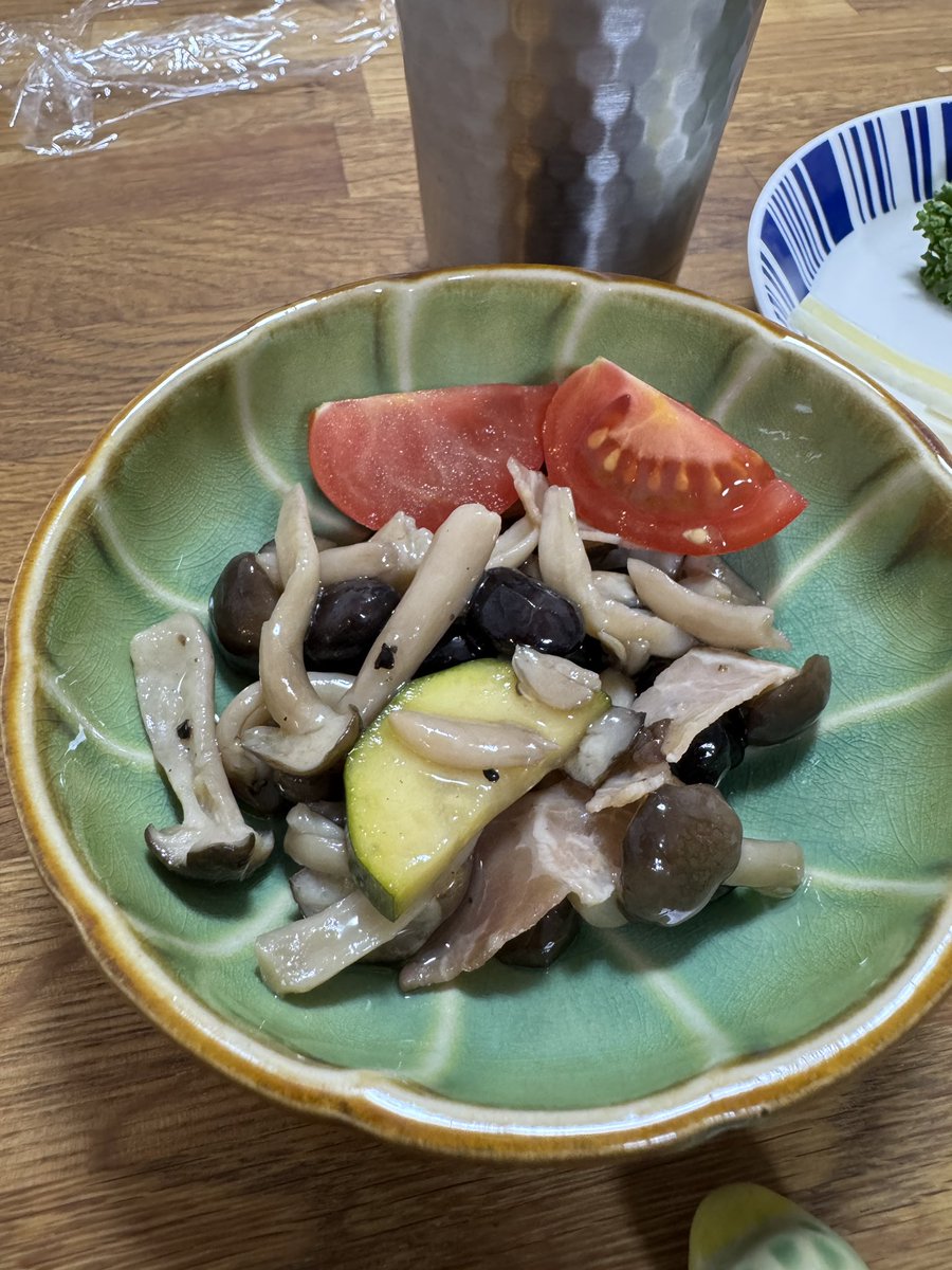morimi32's tweet photo. 夜ごはんはアルモンデ♪
前日の名残り刺身ツマ、コンディションが良かったのでキッチンバサミでカット！豚こまも細かくして炒め→少し残ってたキムチを炒めて香ばしく→刻んだツマも投入し味見→追加でバターをひとかけら…辛いけどバターでまろやか、ツマがツマミになりました〜(〃'⊖'〃)ゝｴﾍﾍ https://t.co/FvWDCPILN9