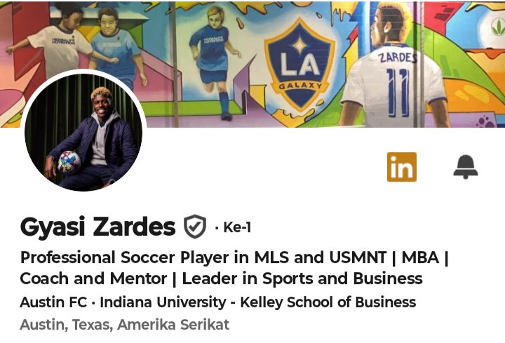 ConcacafID's tweet photo. Kalau di Amerika Serikat sih, atlet (sepakbola) punya akun LinkedIn itu hal yang lumrah. Salah satu penyebabnya karena mereka dibina di lingkungan kampus yang jadi jalan mereka menuju profesional, membuat mereka punya cukup bekal untuk purna karir.

Contohnya, Scott Caldwell. Dia lumayan lama malang melintang di MLS bersama New England Revolution dan Real Salt Lake. Setelah pensiun dari sepakbola, berbekal gelar pendidikannya membuat dia menjadi auditor di Deloitte. Contoh lain ada di Tesho Akindele. Dia malang melintang di MLS juga, bahkan punya caps bersama timnas Kanada. Setelah pensiun, dia menjauh dari sepakbola dan memilih untuk berbisnis dalam bidang hunian.