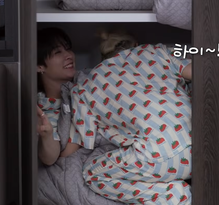 pinksunflwred's tweet photo. N HE'S JUST SMILING THE WHOLE TIMEEEEEE HE'S HAPPY TO BE CAUGHT BY HIS BABY https://t.co/hL3fvb51oF
