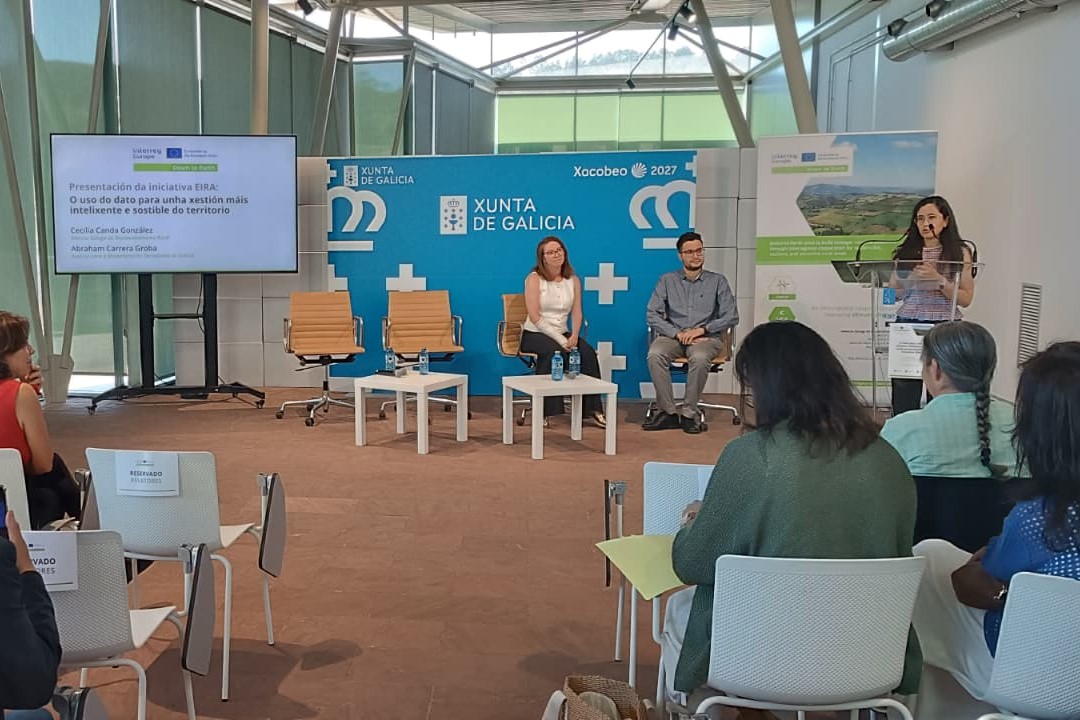 fjuanadevega's tweet photo. 🏡 O proxecto europeo @Down2Earth_IRE presentou EIRA, un espazo para impulsar a gobernanza dos datos e a innovación aplicada ao desenvolvemento rural. 

A @fjuanadevega, entidade socia en Galicia, coorganizou hoxe a xornada con AGADER e
@amtega.

ℹ️ https://t.co/EzloFnL899 https://t.co/HrsS8jFsix