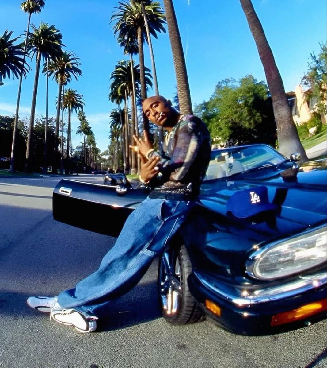 LOVEBACKUPFR24's tweet photo. Tupac Shakur In Beverly Hills 🌴

1995 https://t.co/J5IKEROhSz