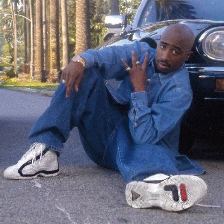 LOVEBACKUPFR24's tweet photo. Tupac Shakur In Beverly Hills 🌴

1995 https://t.co/J5IKEROhSz
