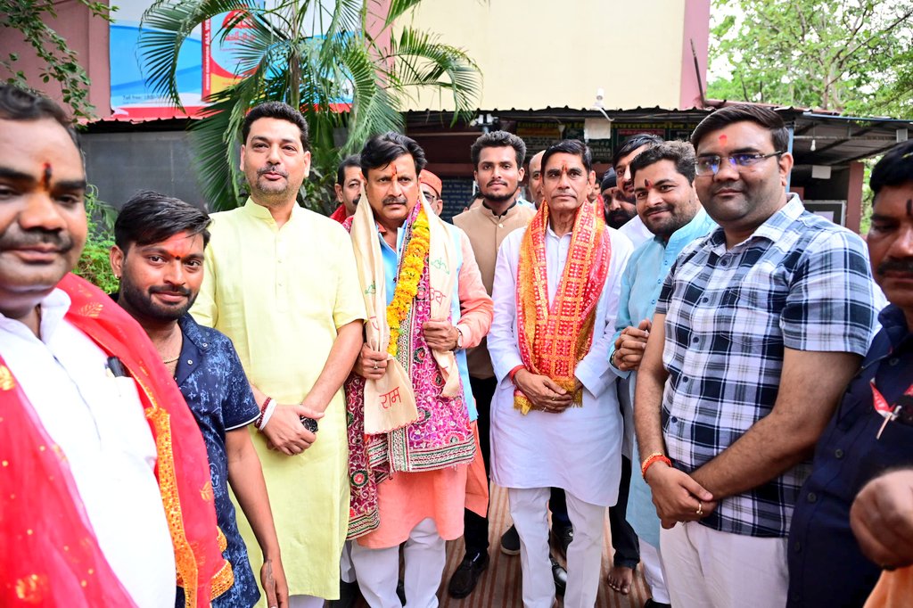 GaneshSingh_in's tweet photo. आज जन्मदिन के अवसर पर मैहर के दिव्य दरबार में पहुंचकर माई शारदा के चरणों में शीश नवाया एवं जगत जननी से लोक कल्याण हेतु शक्ति देने की कामना की।

इस अवसर पर विधायक श्रीकांत चतुर्वेदी जी, जिलाध्यक्ष श्री कमलेश सुहाने जी एवं अन्य साथी उपस्थित रहे।

माई की कृपा बनी रहे🙏🚩 https://t.co/vvzB6VDCDJ