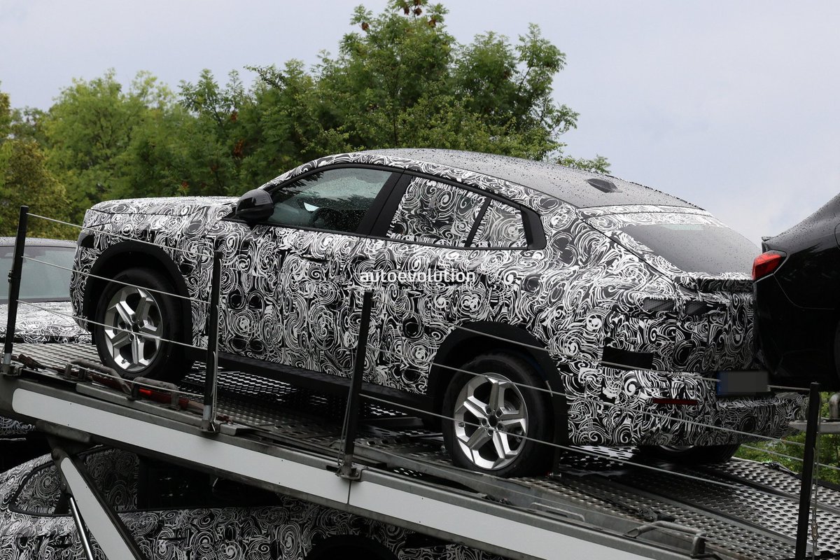 cole_marzen's tweet photo. The 2028 BMW X2 has been spied for the very first time with a Vision Neue Klasse X-inspired front fascia. In addition, the CUV will receive the automaker's latest iDrive X infotainment system and is expected to retain its current 241 hp 2.0L turbocharged four-cylinder engine. #X2 https://t.co/evF4ovrRiD