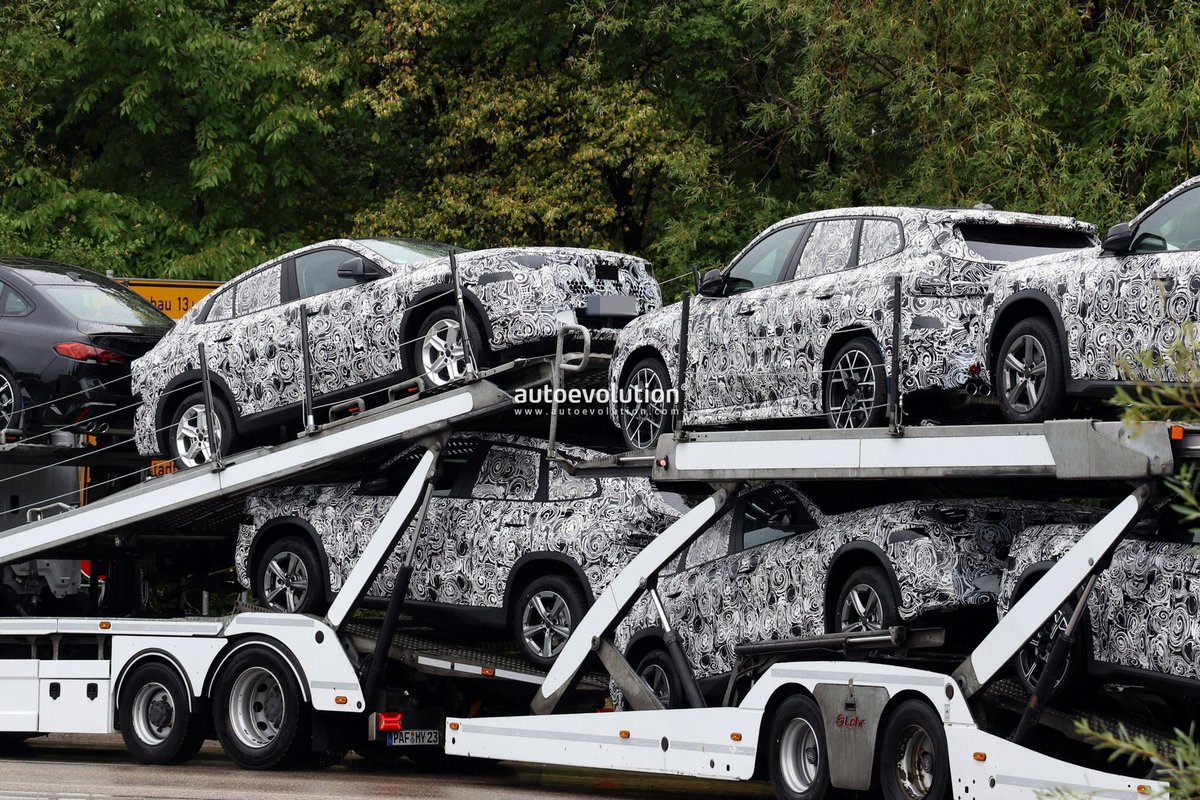 cole_marzen's tweet photo. The 2028 BMW X2 has been spied for the very first time with a Vision Neue Klasse X-inspired front fascia. In addition, the CUV will receive the automaker's latest iDrive X infotainment system and is expected to retain its current 241 hp 2.0L turbocharged four-cylinder engine. #X2 https://t.co/evF4ovrRiD