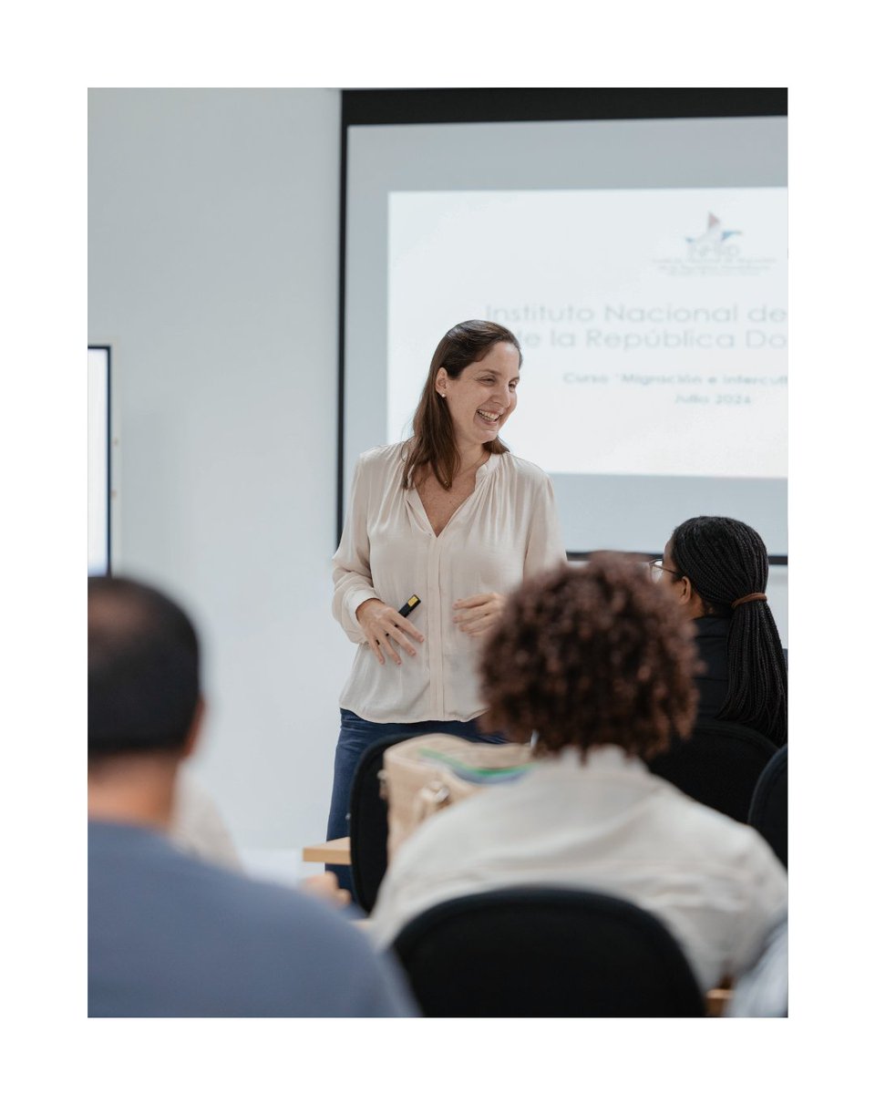 INM_RD's tweet photo. En el marco del Curso Especializado Migración e Interculturalidad, las personas participantes profundizaron en la importancia de reconocer la diversidad como un componente esencial de una cultura democrática. Durante esta jornada también se abordaron los distintos modelos de respuesta ante la diversidad y los conceptos de interculturalidad, integración social y convivencia positiva.

La primera sesión estuvo a cargo de la docente Katy Civolani, quien desarrolló el tema «Participación y diversidad: la apuesta de sociedades inclusivas».