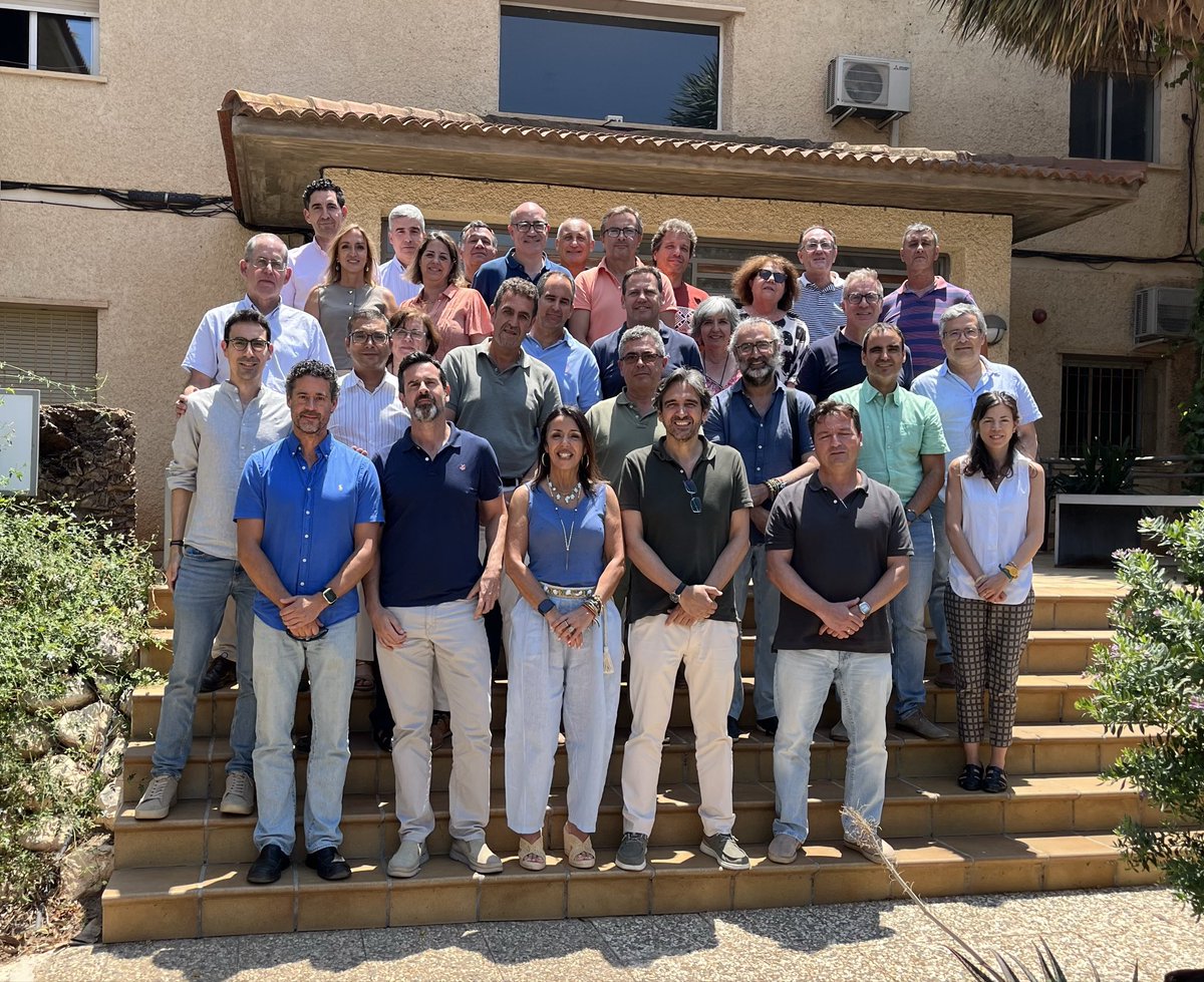 IfapaJunta's tweet photo. Los directores de los 15 centros, la presidenta @martabosquet y los jefes de servicio del #IFAPA celebran hoy una reunión de coordinación

Seguimos trabajando para impulsar la #investigación y la #formación en apoyo a la agricultura, pesca, ganadería y acuicultura en #Andalucía💚 https://t.co/zs2iTtkoGn