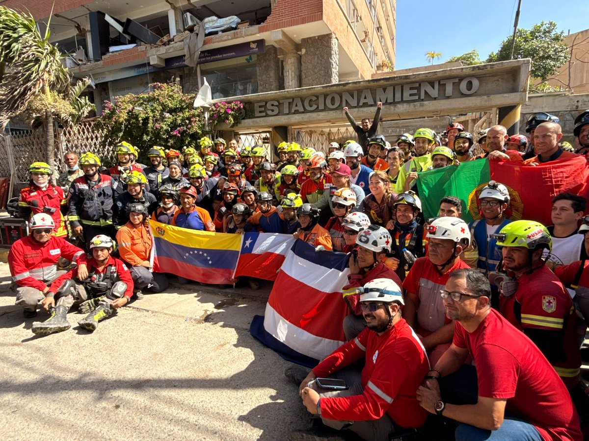 elheraldoco's tweet photo. Rescatan con vida a Hernán Gil, vigilante que pasó ocho días bajo los escombros de un edificio en La Guaira 👉https://t.co/FYTaygBQhm https://t.co/SNhbeMjohY