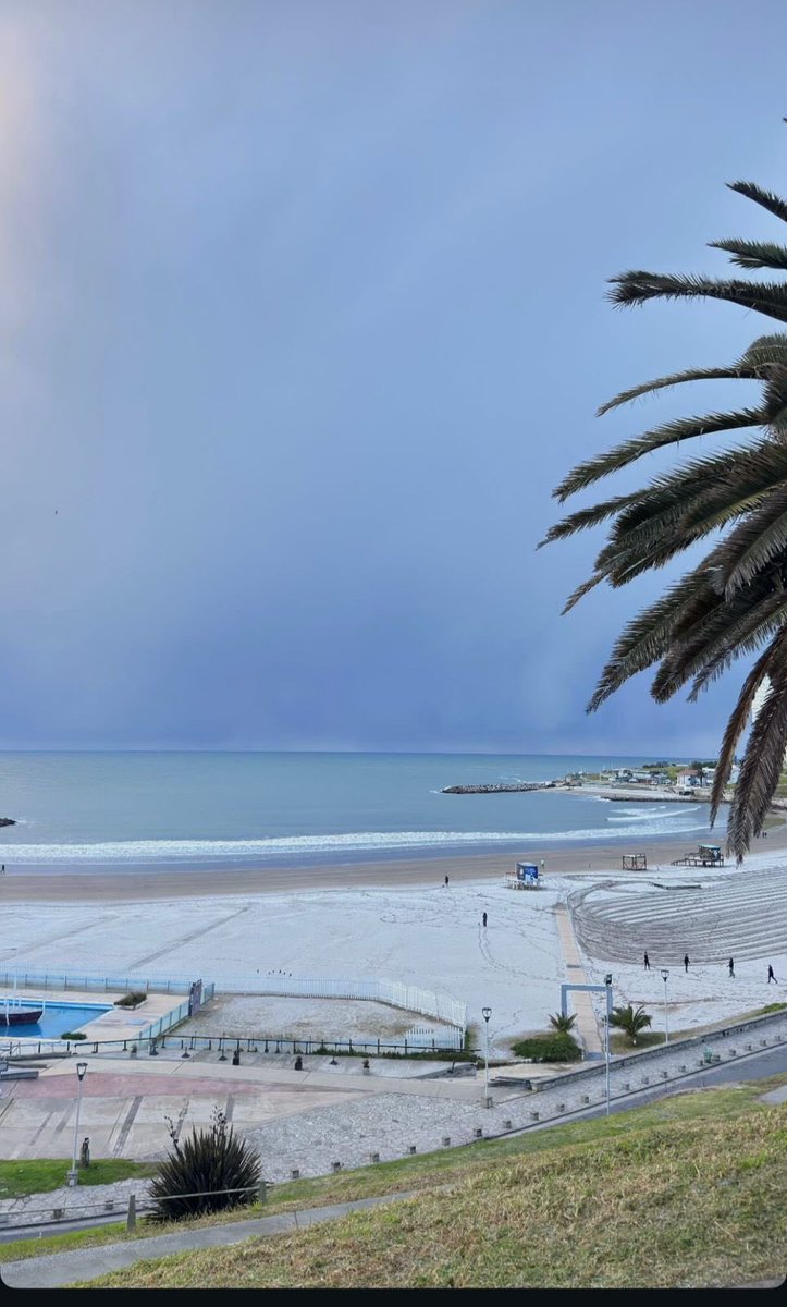 fabipa90's tweet photo. Mirá cómo está Mar del Plata ahora. Nieve en la playa. Locura. https://t.co/XvujjCtk3m