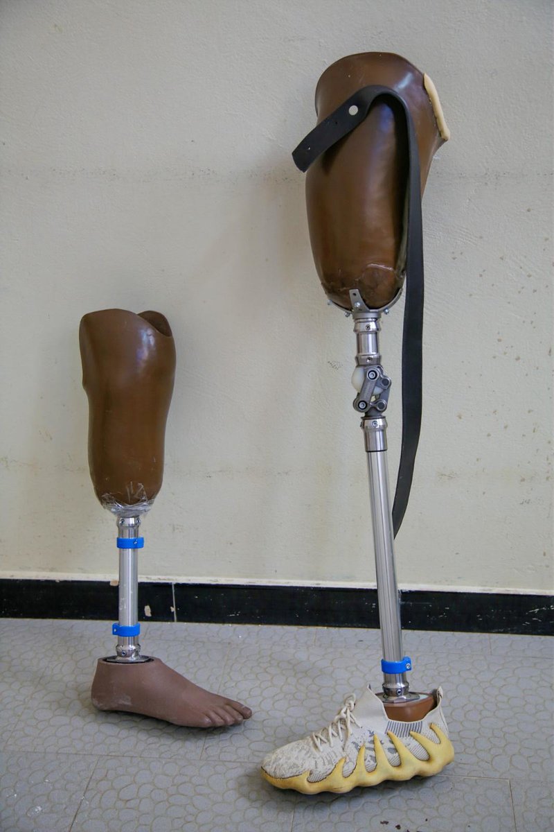OMS_SENEGAL's tweet photo. ♿ 𝐋'𝐢𝐧𝐜𝐥𝐮𝐬𝐢𝐨𝐧 𝐜𝐨𝐦𝐦𝐞𝐧𝐜𝐞 𝐥𝐨𝐫𝐬𝐪𝐮𝐞 𝐥𝐞𝐬 𝐨𝐛𝐬𝐭𝐚𝐜𝐥𝐞𝐬 𝐝𝐢𝐬𝐩𝐚𝐫𝐚𝐢𝐬𝐬𝐞𝐧𝐭. 
Accéder à l'école. Travailler. Se déplacer. Participer pleinement à la vie sociale.
♂️Pour des millions de personnes, ces droits dépendent aussi de l'accès à des technologies d'assistance adaptées.
🇸🇳 @OMS_SENEGAL et @ATscale soutiennent le @santegouv_sn pour étendre l'accès aux #𝐓𝐞𝐜𝐡𝐧𝐨𝐥𝐨𝐠𝐢𝐞𝐬𝐃𝐀𝐬𝐬𝐢𝐬𝐭𝐚𝐧𝐜𝐞, renforcer les compétences des professionnels, développer des solutions durables et rapprocher les services des populations.
Au-delà de l'accès aux aides techniques, l'ambition est de renforcer durablement les capacités nationales afin de garantir à chaque personne un accompagnement de qualité, de proximité et adapté à ses besoins.

♿𝐋'𝐢𝐧𝐜𝐥𝐮𝐬𝐢𝐨𝐧 𝐜𝐨𝐦𝐦𝐞𝐧𝐜𝐞 𝐚𝐯𝐞𝐜 𝐥'𝐚𝐜𝐜𝐞̀𝐬.