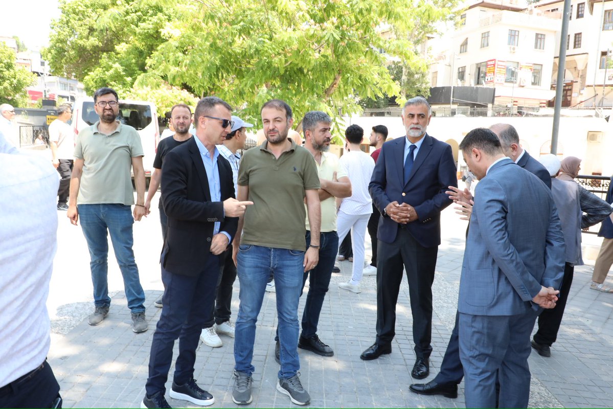 DulkadirogluTC's tweet photo. Kahramanmaraş Ulu Cami bahçesinde yapılan programda, Ayla öğretmenimiz ile evlatlarımızın değerli aileleri ve vatandaşlarımız katıldı. Program sonrası Ayla öğretmen ve öğrencilerimiz dualarla anıldı. https://t.co/IfdkDu6GkS