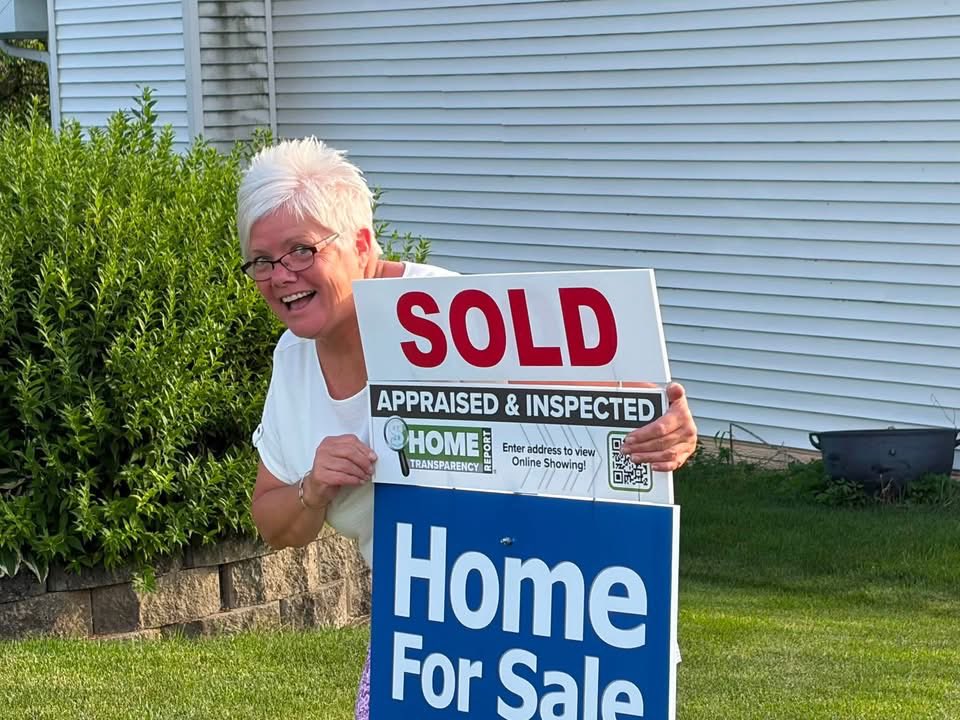 REECedarRapids's tweet photo. Congratulations Tami! Sale pending in 10 days! Thank you for choosing us!  Thank you for sharing the awesome photo with us. ❤️ 🙏🏻 Learn how you can save at the Real Estate Exchange…The way selling a home should be! https://t.co/aBWHLhUWP3

#thewaysellingahomeshouldbe #realestateexchangecedarrapids #realestateexchange #realestate #cedarrapidsiowa #marioniowa