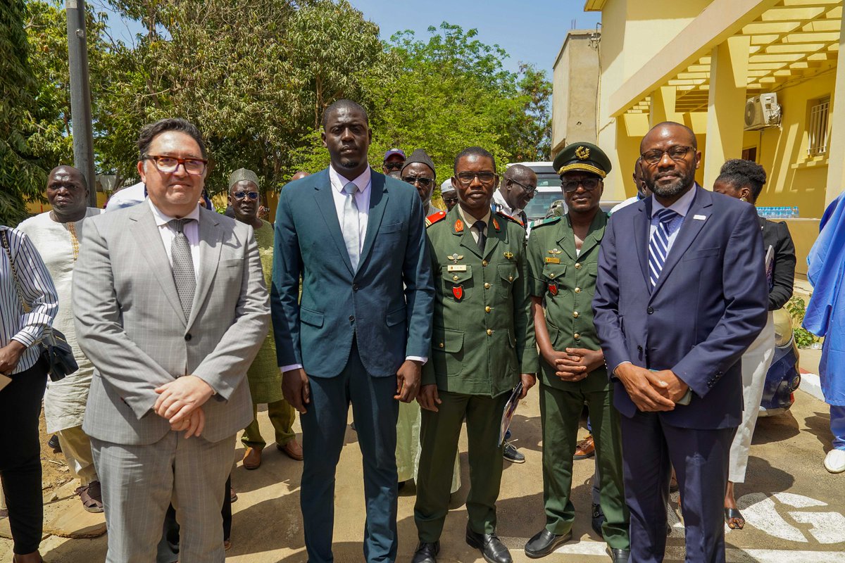 OMS_SENEGAL's tweet photo. ♿ 𝐋'𝐢𝐧𝐜𝐥𝐮𝐬𝐢𝐨𝐧 𝐜𝐨𝐦𝐦𝐞𝐧𝐜𝐞 𝐥𝐨𝐫𝐬𝐪𝐮𝐞 𝐥𝐞𝐬 𝐨𝐛𝐬𝐭𝐚𝐜𝐥𝐞𝐬 𝐝𝐢𝐬𝐩𝐚𝐫𝐚𝐢𝐬𝐬𝐞𝐧𝐭. 
Accéder à l'école. Travailler. Se déplacer. Participer pleinement à la vie sociale.
♂️Pour des millions de personnes, ces droits dépendent aussi de l'accès à des technologies d'assistance adaptées.
🇸🇳 @OMS_SENEGAL et @ATscale soutiennent le @santegouv_sn pour étendre l'accès aux #𝐓𝐞𝐜𝐡𝐧𝐨𝐥𝐨𝐠𝐢𝐞𝐬𝐃𝐀𝐬𝐬𝐢𝐬𝐭𝐚𝐧𝐜𝐞, renforcer les compétences des professionnels, développer des solutions durables et rapprocher les services des populations.
Au-delà de l'accès aux aides techniques, l'ambition est de renforcer durablement les capacités nationales afin de garantir à chaque personne un accompagnement de qualité, de proximité et adapté à ses besoins.

♿𝐋'𝐢𝐧𝐜𝐥𝐮𝐬𝐢𝐨𝐧 𝐜𝐨𝐦𝐦𝐞𝐧𝐜𝐞 𝐚𝐯𝐞𝐜 𝐥'𝐚𝐜𝐜𝐞̀𝐬.
