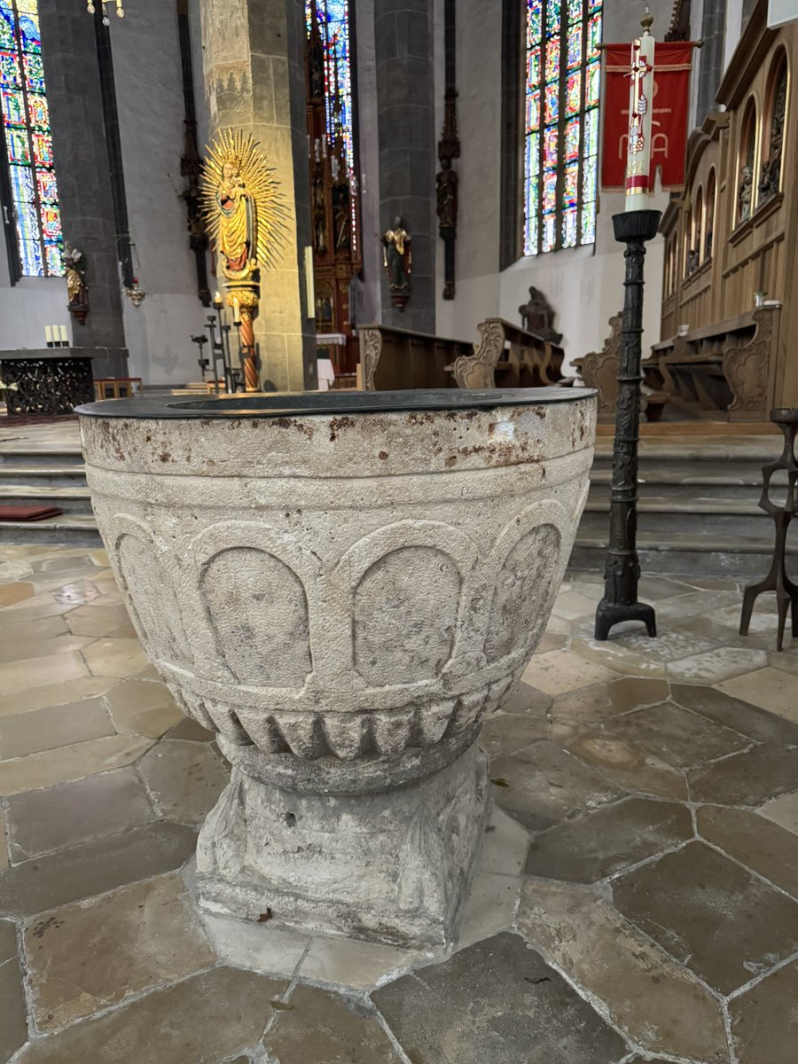 Stadtdechant's tweet photo. Zum anderen eine wahrlich interessante Darstellung der Taufe Jesu 
anlässlich des Festes der Geburt des Täufers am 24.6..  Natürlich am romanischen Taufbecken, das 20m weiter steht.
2/2 https://t.co/S2Ea3xRkBa