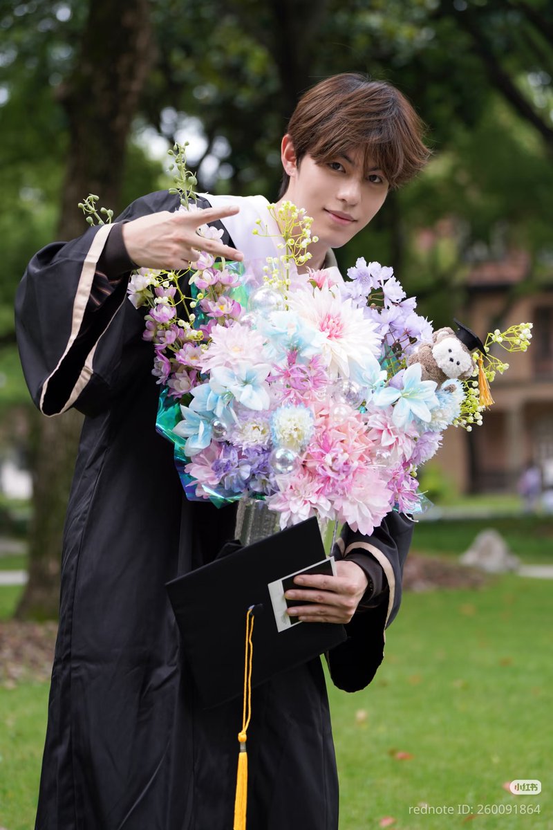 cattothemoonjun's tweet photo. Some photos of Cao Yuchen in his graduation ceremony 💐🎓 so handsome Qiangzi!! 
#CAOYUCHEN #曹屿辰 #YUCHEN #อวี่เฉิน
https://t.co/MtWVXyNAKh https://t.co/LO5B9IiFrv https://t.co/c07iS8CzJA