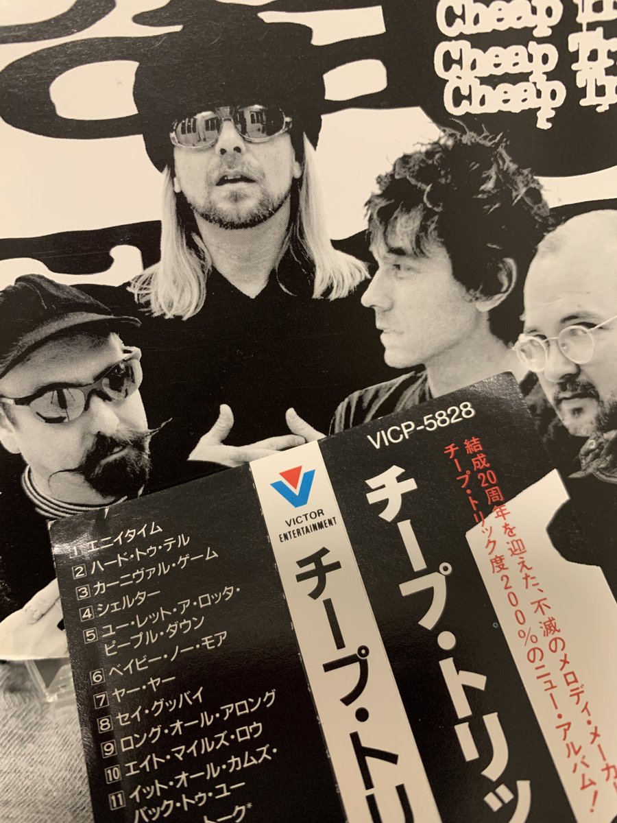 gsuke's tweet photo. 使用楽器のメーカーと大まかなタイプ(テレキャスター、レスポール等)が曲ごとに記載されてるアルバムたすかる～ https://t.co/yzSGfoxsDQ