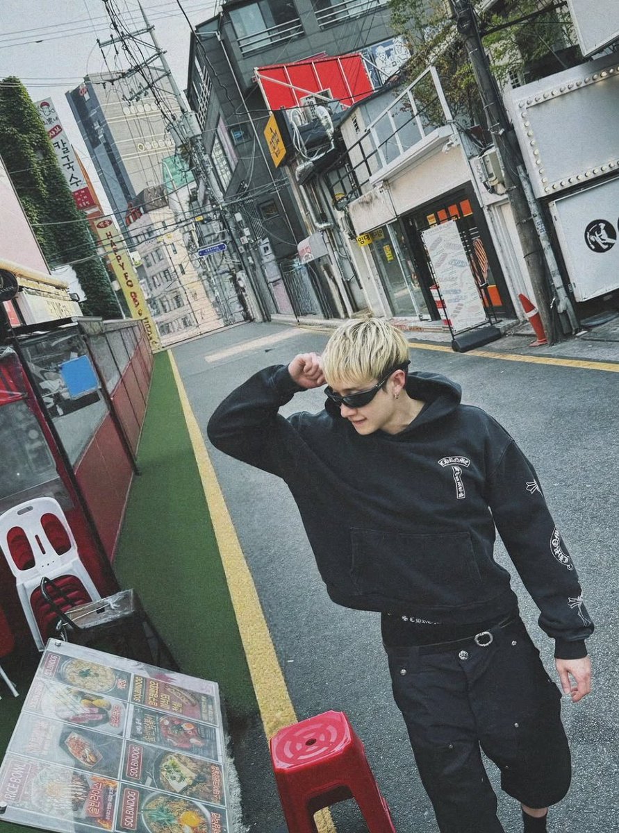 BCHCRAVE's tweet photo. #BangChan's new Instagram update 📸

🌞🌝 https://t.co/RC34b7YJ3y