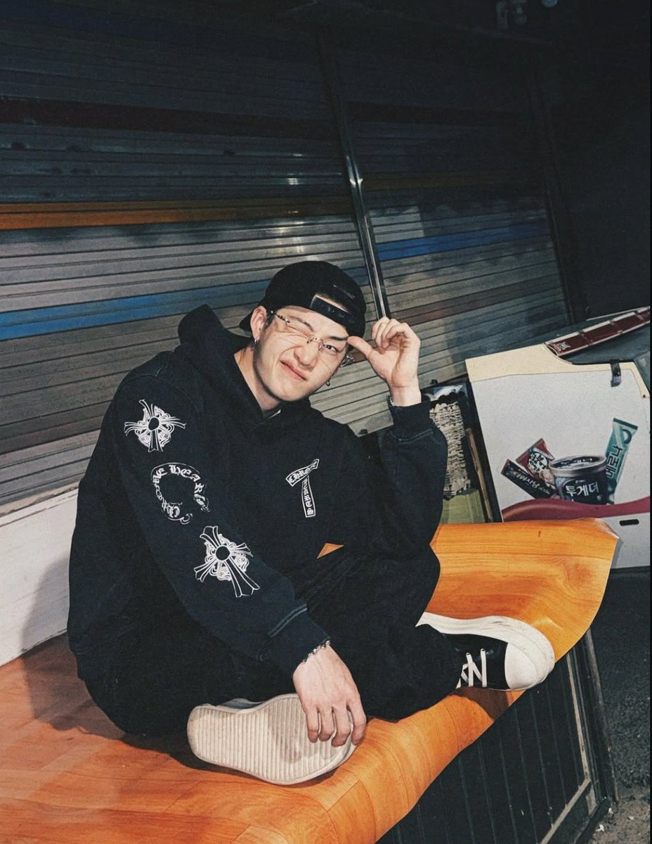 BCHCRAVE's tweet photo. #BangChan's new Instagram update 📸

🌞🌝 https://t.co/RC34b7YJ3y