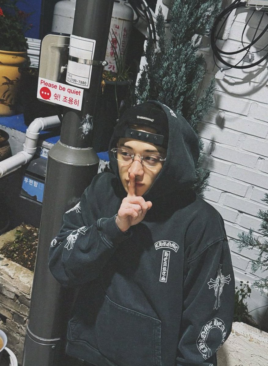 BCHCRAVE's tweet photo. #BangChan's new Instagram update 📸

🌞🌝 https://t.co/RC34b7YJ3y