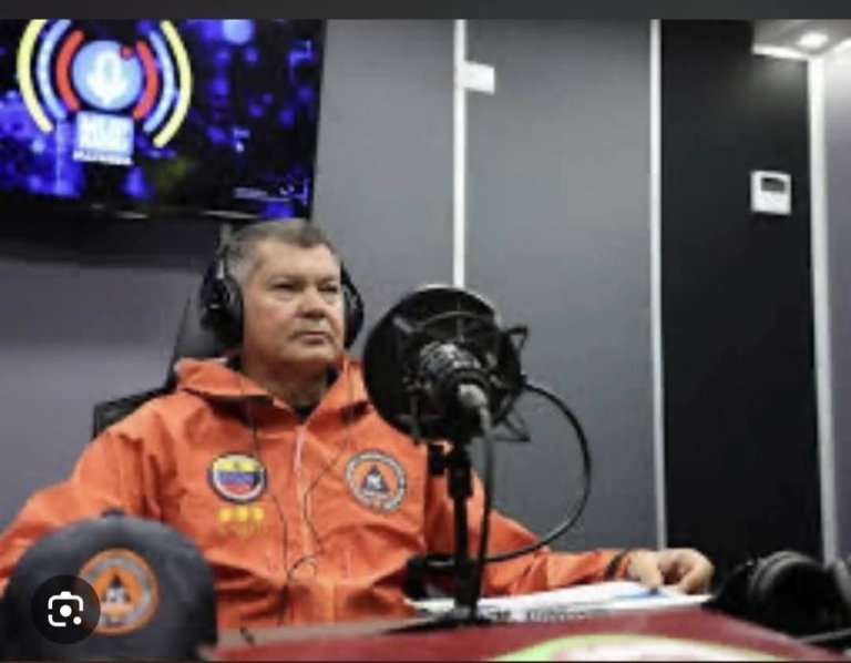 vivassantanaj_'s tweet photo. ¡Atención! Este miserable es  el "director" de papel de Protección Civil y Administración de Desastres de Venezuela, un almirantucho de nombre Juan Carlos Oti Paituvi. Lo único que ha hecho en el medio de la tragedia es disfrazarse de "rescatista" y dónde aparece ni siquiera tiene una marca de polvo. Lo que ha hecho es obstaculizar la llegada de donaciones a La Guaira y atizar el dolor y lágrimas de las víctimas