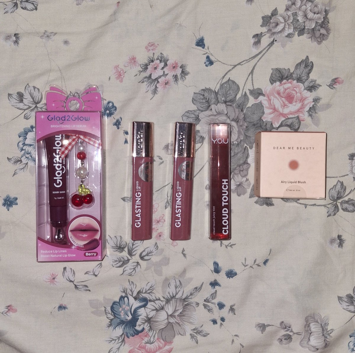 amourdive's tweet photo. wts 
glad2glow lip g2g serum shade berry soda 30k
wardah glasting lip shade 05 glazing berry 50k
you cloud touch tint shade r776 apple candy 20k
dear me beauty airy liquid blush shade tawny rose 40k

all new, bisa oren free ong
setiap pembelian 2 item free skin1004 sheetmask 🤩🤩 https://t.co/Snk2dVN7A0